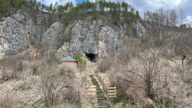 Grotte de Denisovan où les premiers os fossilisés de Denisovan ont été trouvés