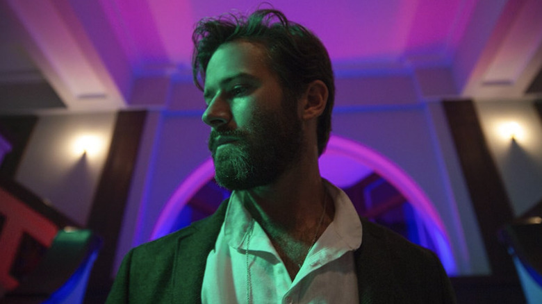 Armie Hammer dans le rôle de Steve Lift regardant hors caméra dans Désolé de vous déranger