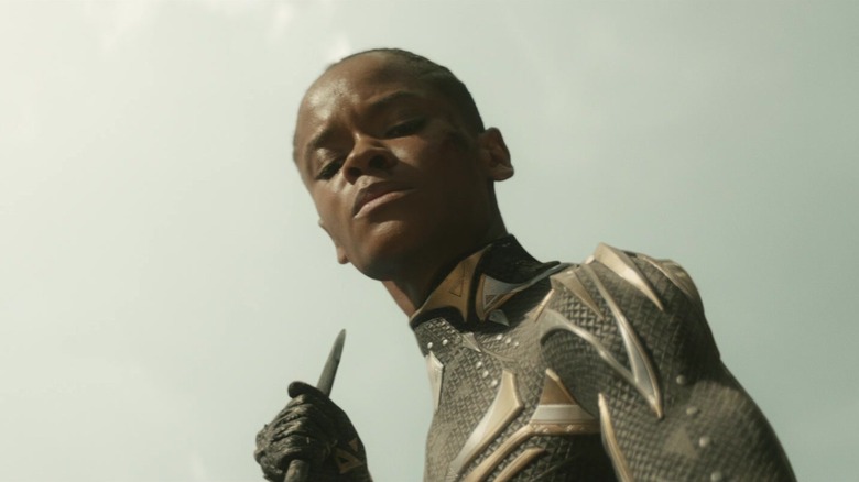 Letitia Wright dans le rôle de Shuri s'est habillée en Black Panther dans Black Panther : Wakanda Forever