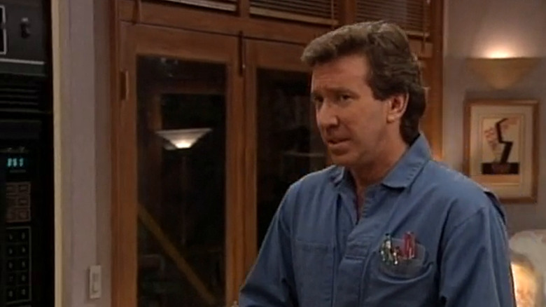 Tim de Tim Allen "L'homme-outil" Taylor debout dans sa cuisine dans la saison 2 de Home Improvement