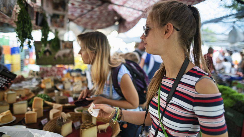 Voyageurs sur un marché de producteurs en Espagne