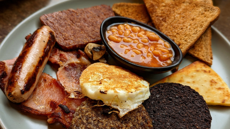 Petit-déjeuner écossais complet avec haggis