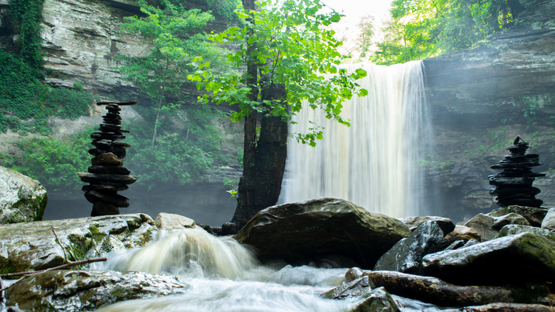 Cairns près de Greeter Falls dans le parc d'État de Savage Gulf