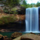 Cette randonnée pittoresque dans le Tennessee mène à une cascade majestueuse et à un trou de baignade