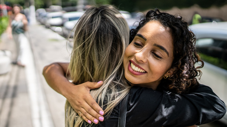 Deux femmes s'embrassant dans la rue.