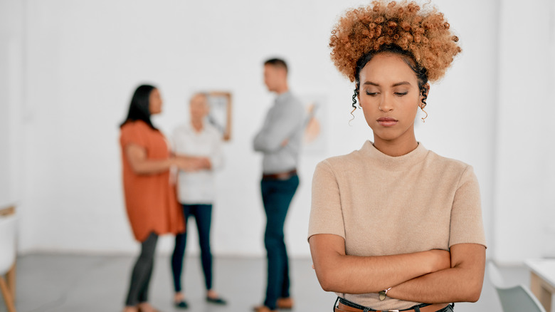 Une femme en colère qui évite ses collègues.