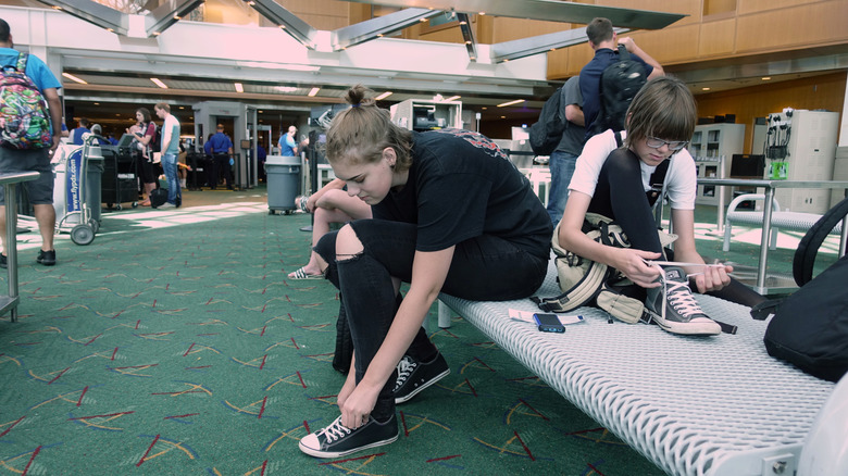 une femme passant par l'aéroport TSA