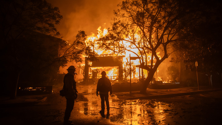 Les pompiers surveillent une maison en feu à Los Angeles