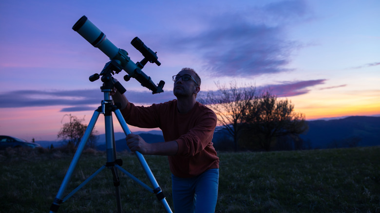 homme installant un télescope