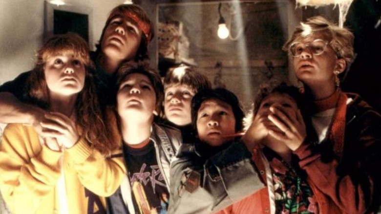 Les Goonies lèvent les yeux dans The Goonies