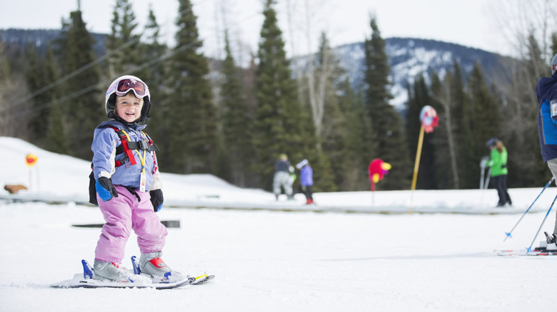 Enfant apprenant à skier