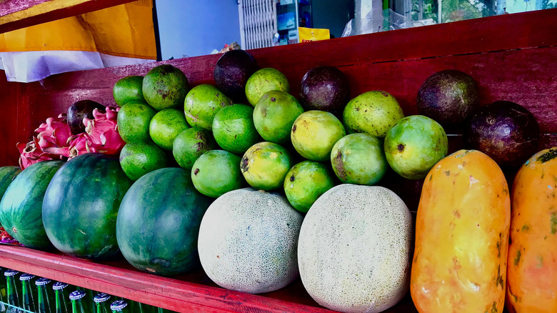 Fruits frais exposés dans un bar à jus à Bali