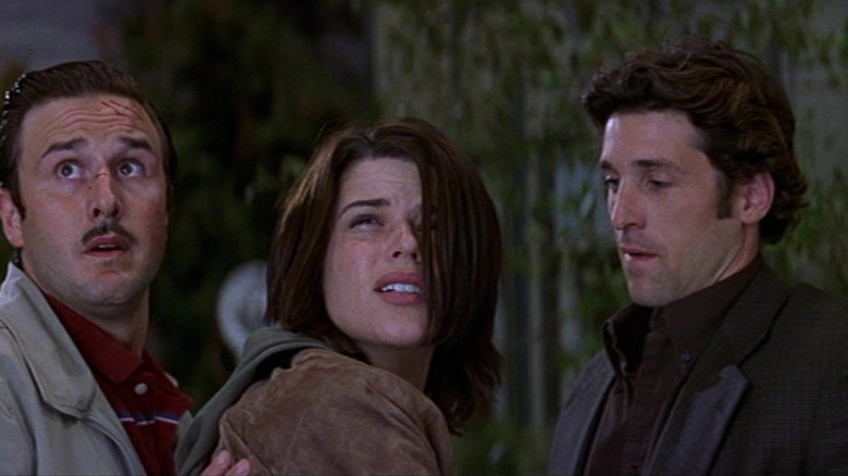 David Arquette dans le rôle de Dewey Riley, Neve Campbell dans le rôle de Sidney Prescott et Patrick Dempsey dans le rôle de Mark Kincaid semblent inquiets dans une scène de Scream 3