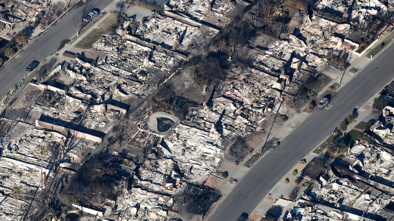 Une vue aérienne des maisons détruites dans l'incendie de forêt de Pacific Palisades en Californie