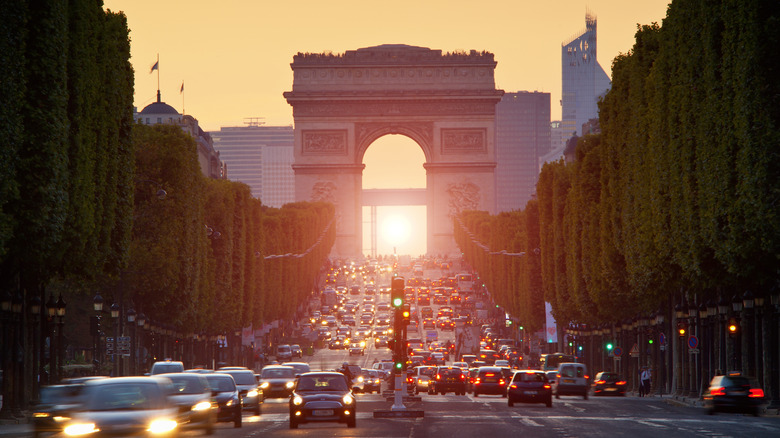 La circulation obstrue une route principale menant à l'Arc de Triomphe à Paris