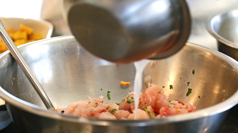 verser la leche de tigre dans un bol à ceviche