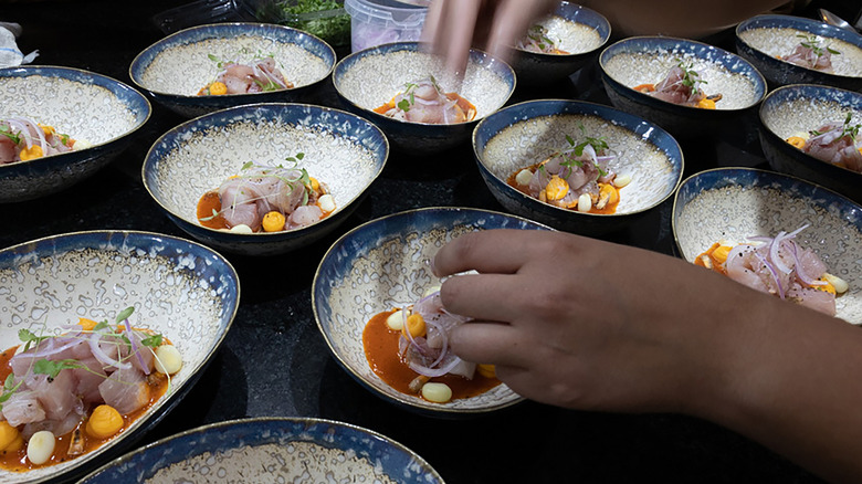 Chef préparant des plats de ceviche