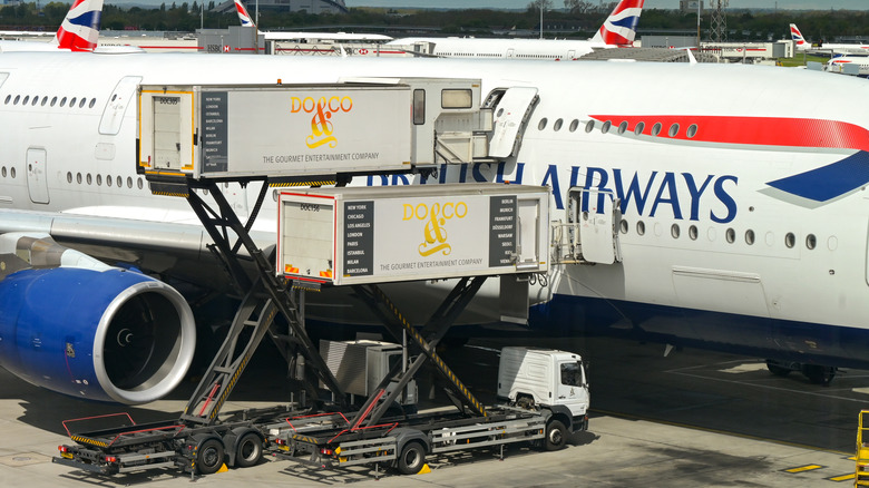 Deux camions de restauration livrant de la nourriture pour un vol British Airways