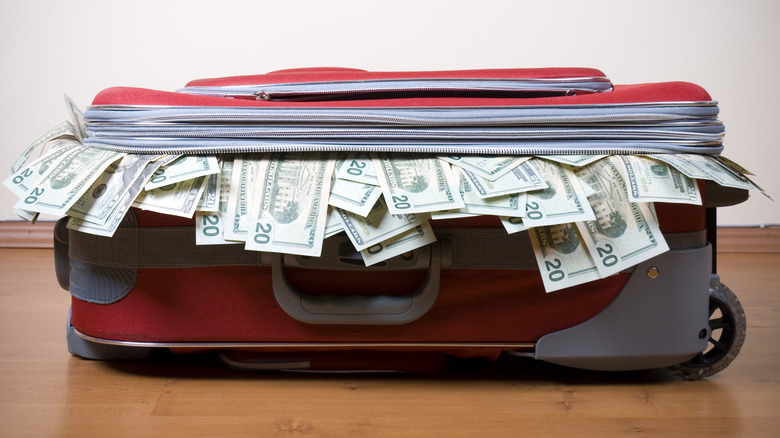 une valise remplie de billets de vingt dollars