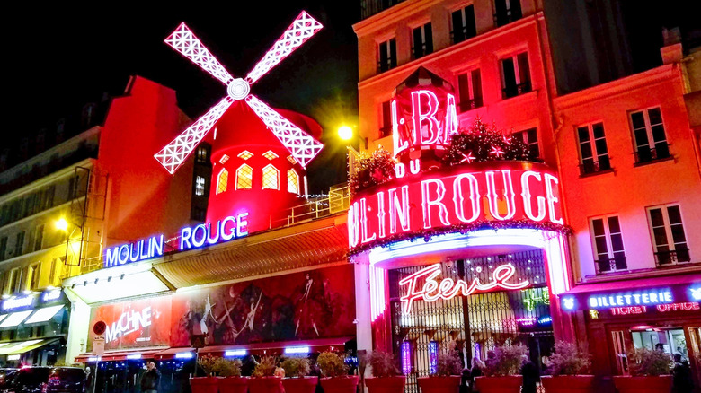 Le Moulin Rouge à Paris.