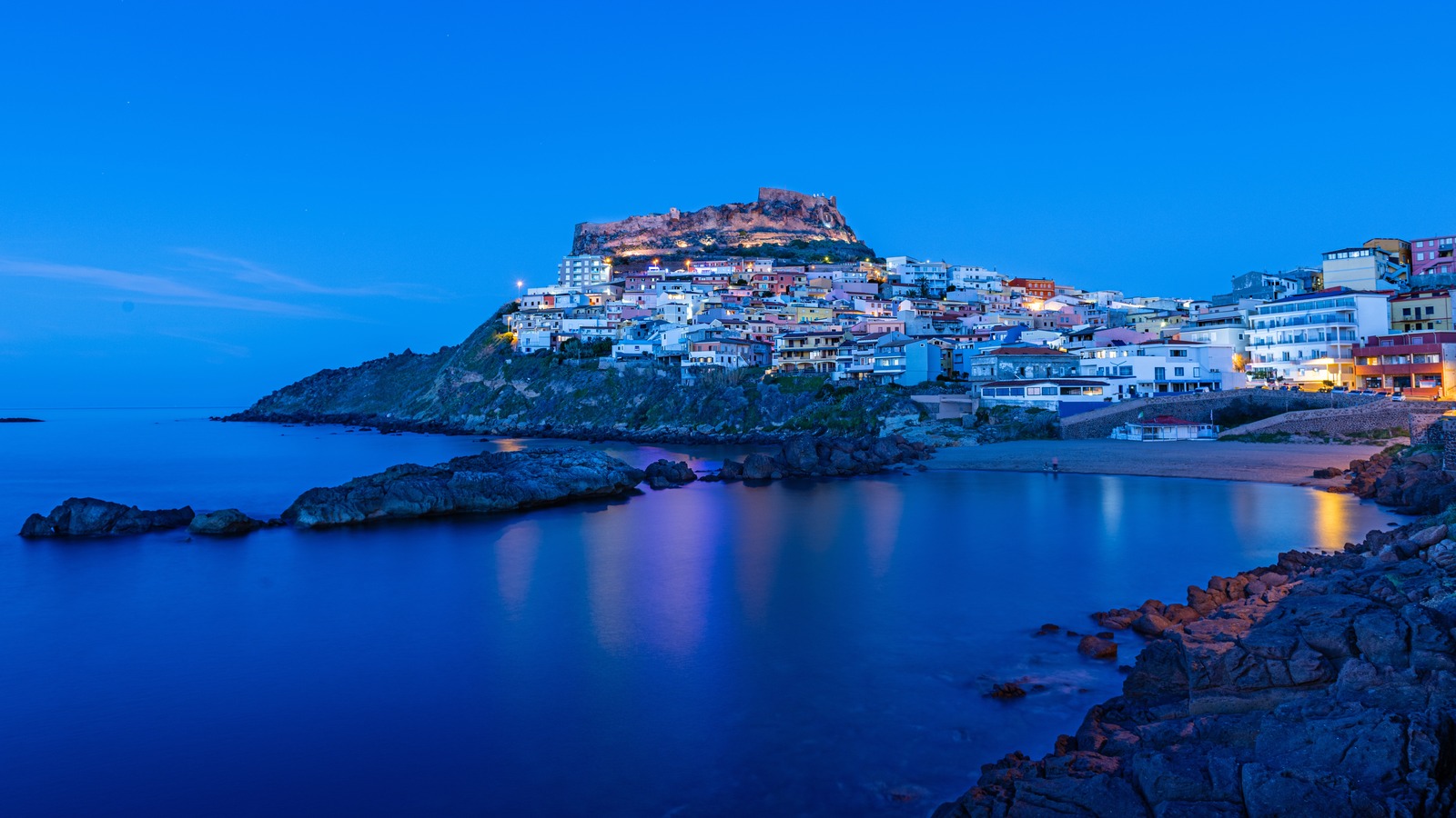 L'un des plus beaux villages à flanc de falaise de Sardaigne est un joyau touristique rempli de délices culinaires