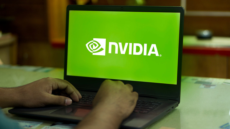 Logo Nvidia sur l'écran d'un ordinateur portable