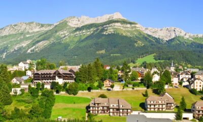 L'évasion pittoresque en montagne en France avec des pentes enneigées et une aventure toute l'année