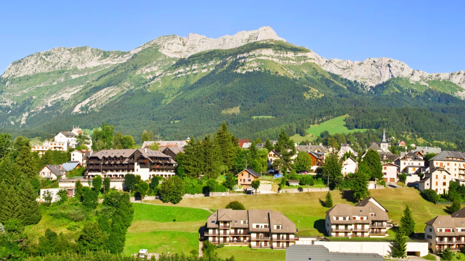 L'évasion pittoresque en montagne en France avec des pentes enneigées et une aventure toute l'année