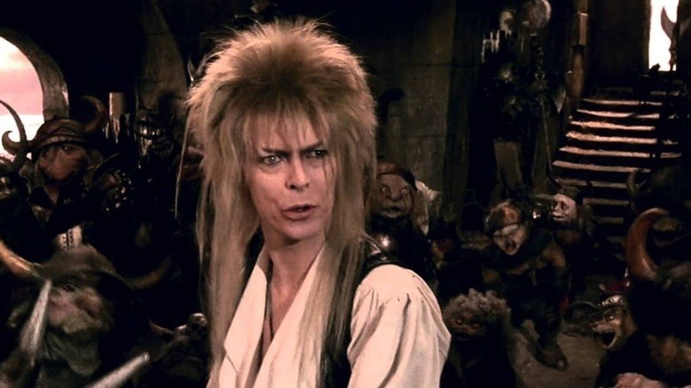 Jareth de David Bowie a l'air agacé dans Labyrinth