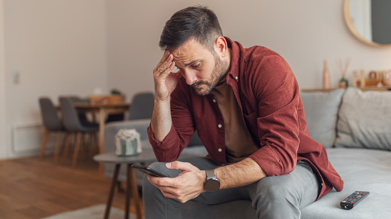 Homme frustré par son smartphone