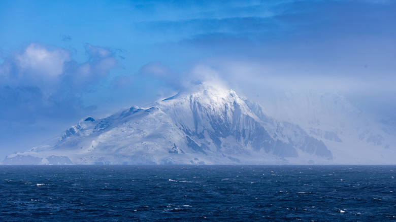 Île de glace dans le passage de Drake, en Antarctique