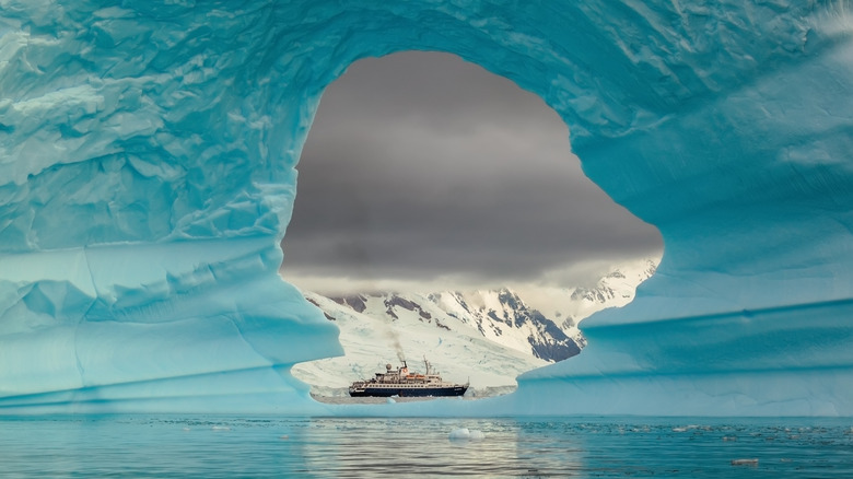 Bateau à vapeur vu à travers un iceberg à Drake Passage, en Antarctique