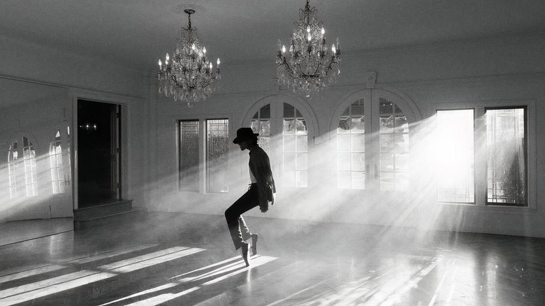 Jaafar Jackson pratiquant la danse chorégraphiée en tant que Michael Jackson dans une photo en coulisses de Michael