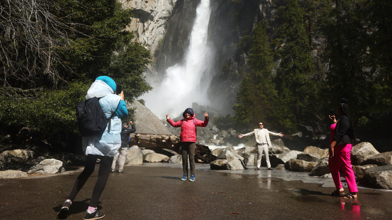 Les touristes de Lower Yosemite Falls