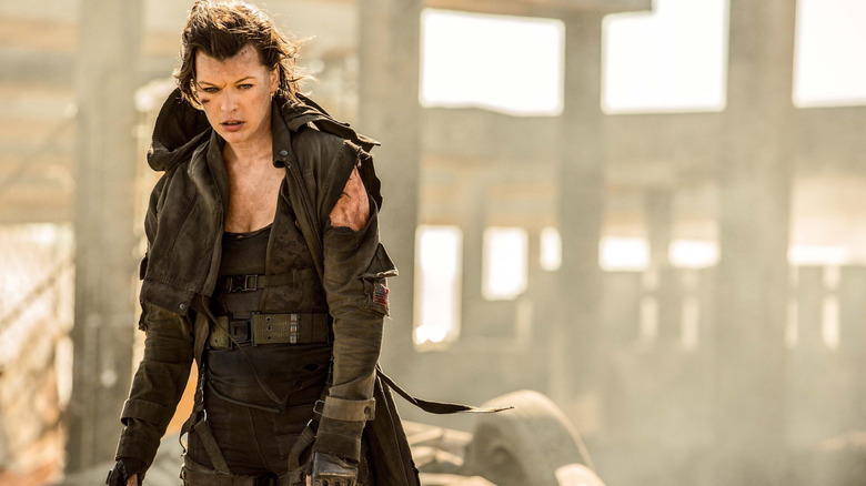 Milla Jovovich dans le rôle d'Alice au milieu des terres désolées dans Resident Evil : The Final Chapter