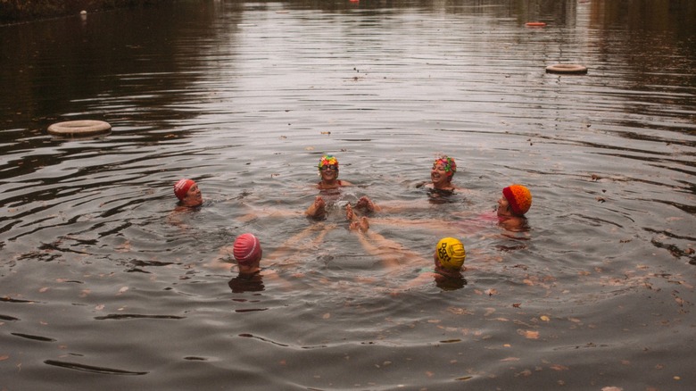 Les gens nagent à Hampstead Heath Pond