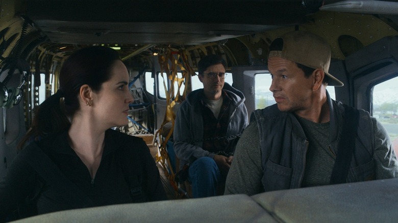 Madolyn et Daryl dans le cockpit tandis que Winston les regarde de dos dans Flight Risk