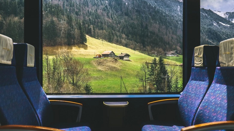 Vue sur la campagne suisse depuis l'intérieur d'un train