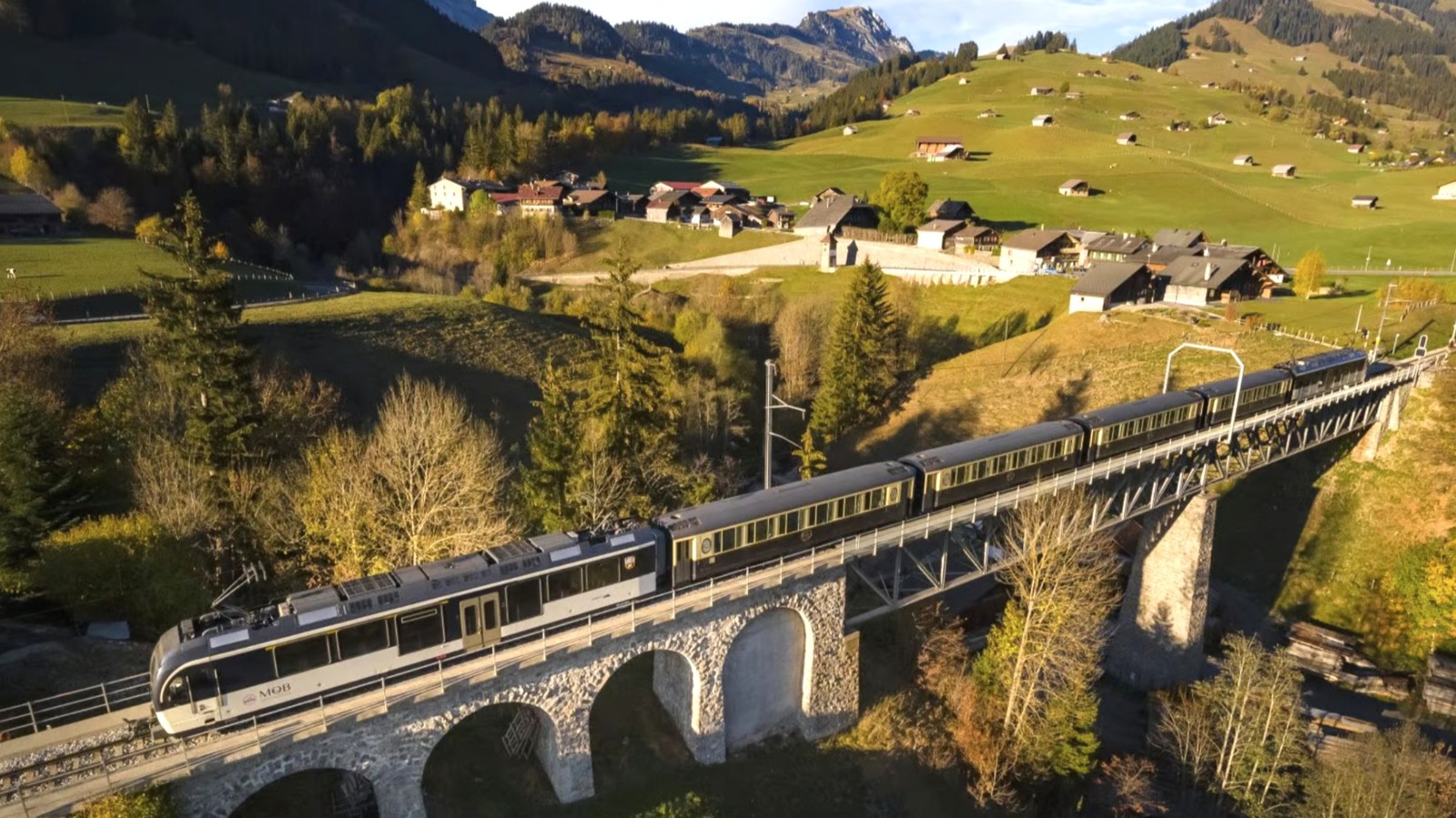 Montez à bord du « train du fromage » suisse pour une aventure remplie de fondue avec vue sur les montagnes