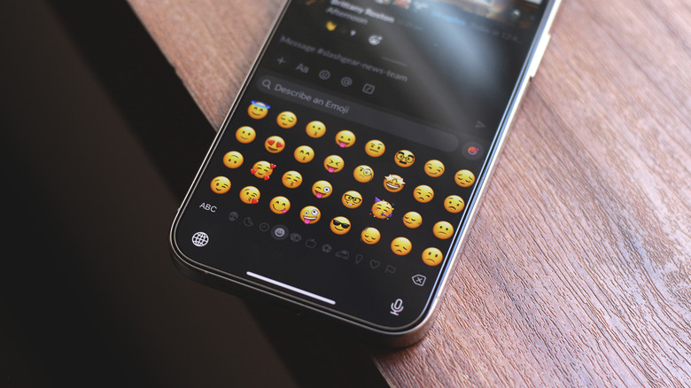 clavier iPhone avec des emojis plus grands