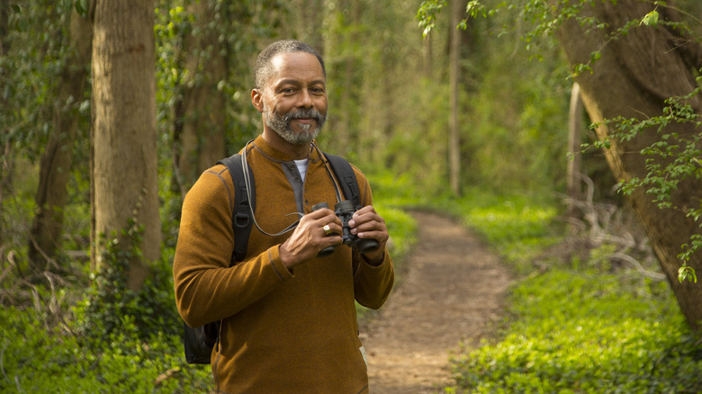 Un homme appréciant le plein air