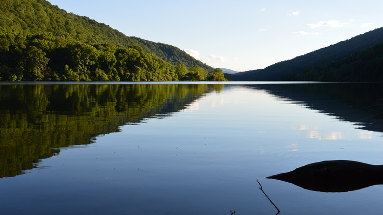 Eaux calmes de Lake Moomaw