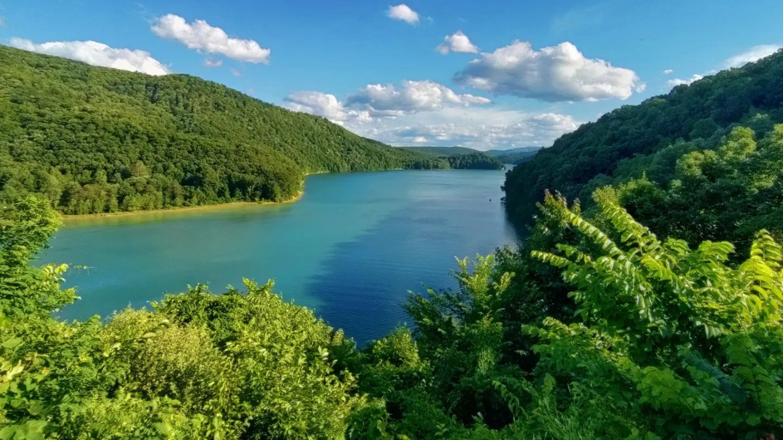 Ce lac a une partie de l'eau la plus blue de Virginia et est le rêve d'un amoureux des loisirs de plein air