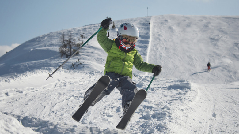 Un jeune skieur qui fait un saut