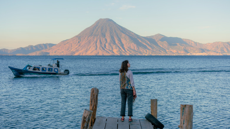 Voyageur debout sur la jetée du lac Atitlan