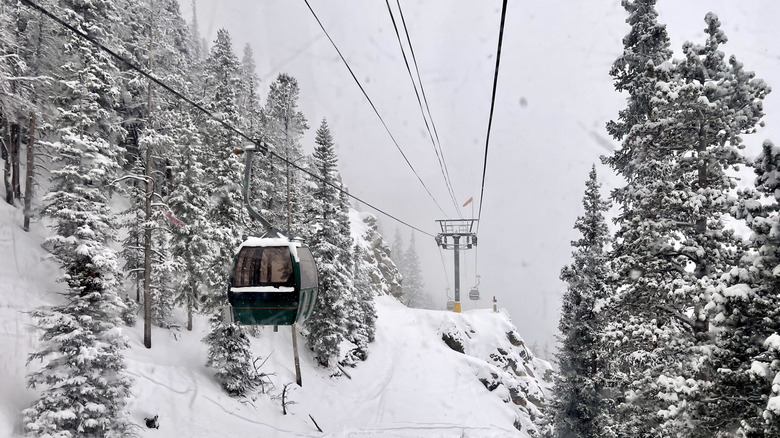 Gondola Ride in Palisades Tahoe pendant une journée enneigée