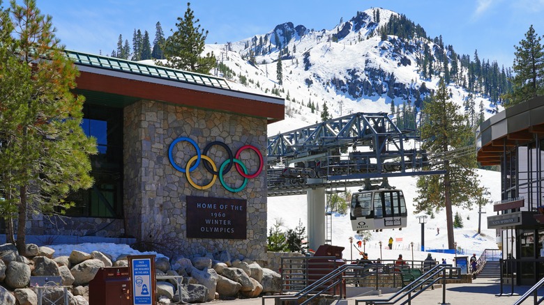 Construire avec les anneaux olympiques en Palisades Tahoe avec des montagnes couvertes de neige en arrière-plan