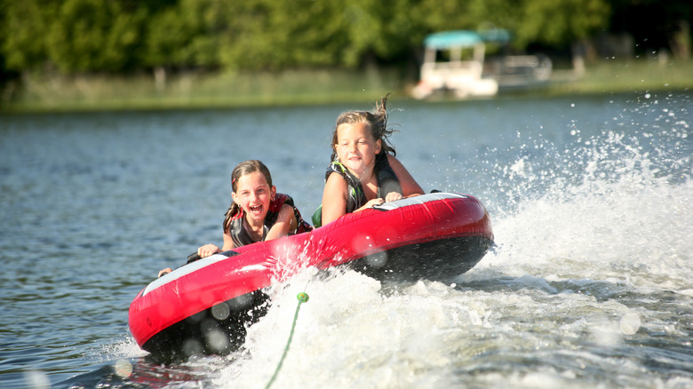 Tubes pour enfants sur le lac