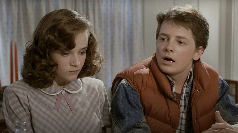 Marty McFly de Michael J. Fox est assis aux côtés de la Lorraine Baines McFly de Lea Thompson