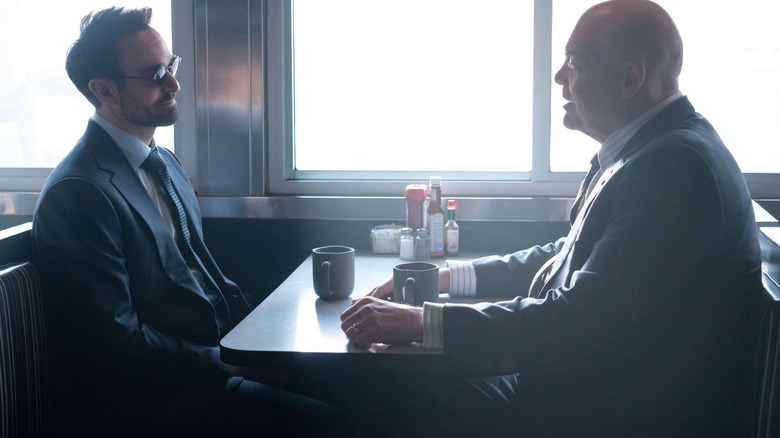 Charlie Cox en tant que Matt Murdock et Vincent D'Onofrio en tant que Wilson Fisk assis dans un café à Daredevil: né de nouveau